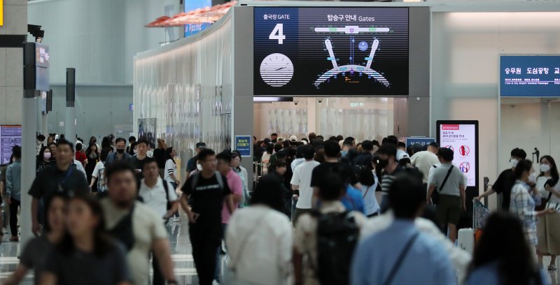 지난달 31일 인천국제공항 제1여객터미널 출발층이 공항 이용객들로 붐비고 있다. 뉴스 1