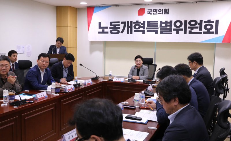 [서울=뉴시스] 전진환 기자 = 임이자 국민의힘 노동개혁특별위원회 위원장이 15일 오전 서울 여의도 국회 의원회관에서 열린 노동개혁특위 제6차 회의에서 발언하고 있다. 2023.06.15. amin2@newsis.com