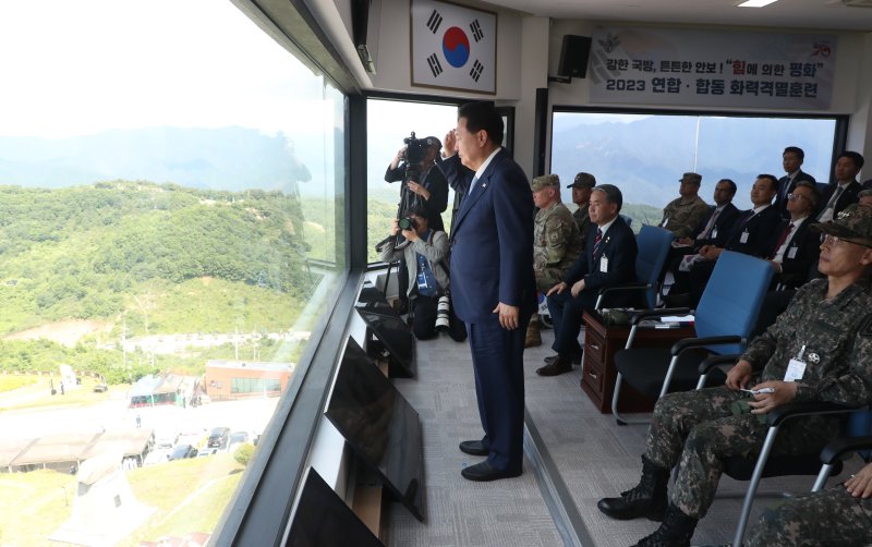 윤석열 대통령이 15일 경기 포천 승진훈련장에서 실시된 '2023 연합·합동 화력격멸훈련'에서 김성민 5군단장의 훈련 보고를 받고 경례하고 있다. 사진=연합뉴스