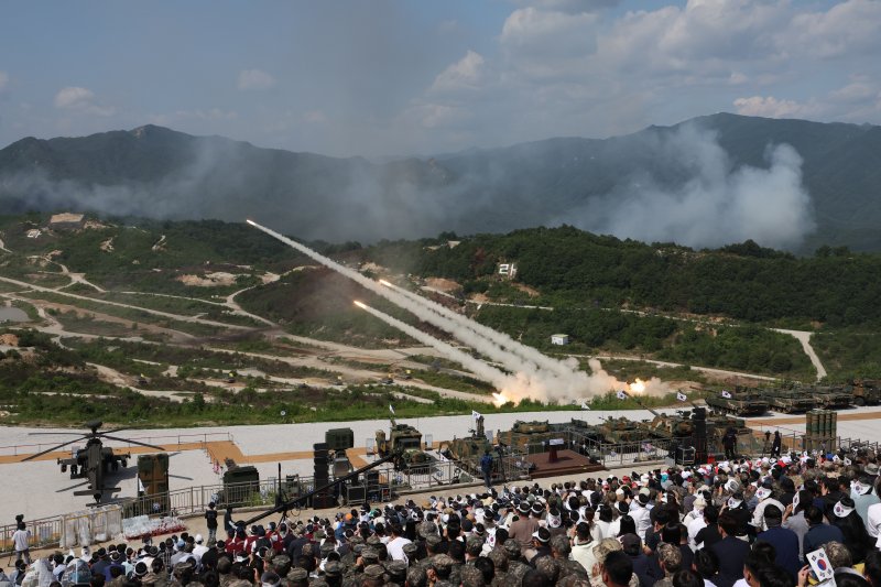 15일 경기도 포천 승진훈련장에서 윤석열 대통령 주관으로 실시된 '2023 연합·합동 화력격멸훈련'에서 동시통합사격으로 MLRS(M270, 다련장로켓)이 발사되고 있다. 사진=연합뉴스