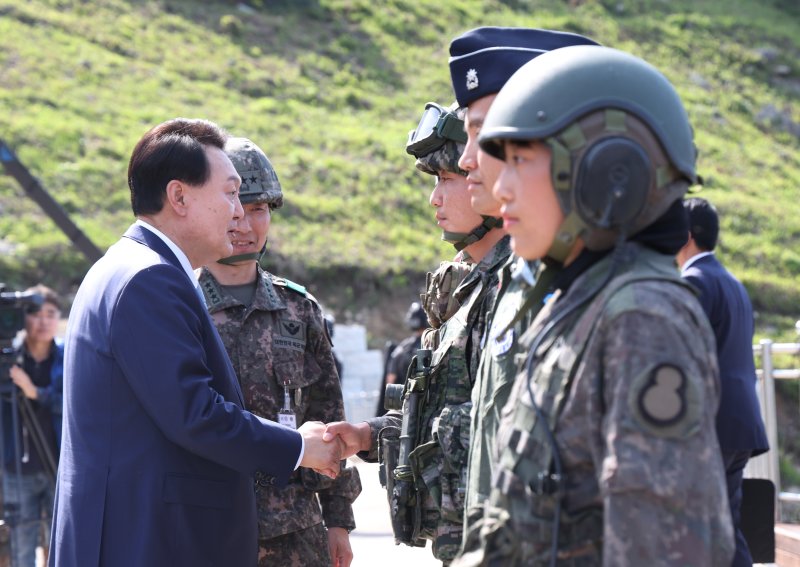 윤석열 대통령이 15일 경기 포천 승진훈련장에서 실시된 '2023 연합·합동 화력격멸훈련'을 주관한 뒤 훈련에 참가한 장병들을 격려하고 있다. 사진=대통령실통신사진기자단