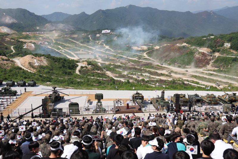 15일 경기 포천 승진훈련장에서 윤석열 대통령 주관으로 실시된 '2023 연합·합동 화력격멸훈련'을 참관단들이 참관하고 있다. 사진=대통령실통신사진기자단