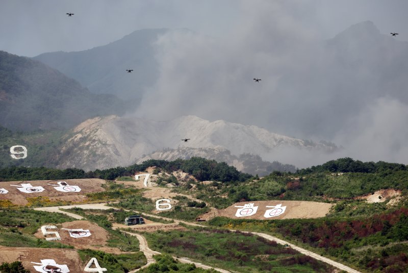 15일 경기 포천 승진훈련장에서 윤석열 대통령 주관으로 실시된 '2023 연합·합동 화력격멸훈련'에서 드론이 군집 비행을 하고 있다. 사진=대통령실통신사진기자단