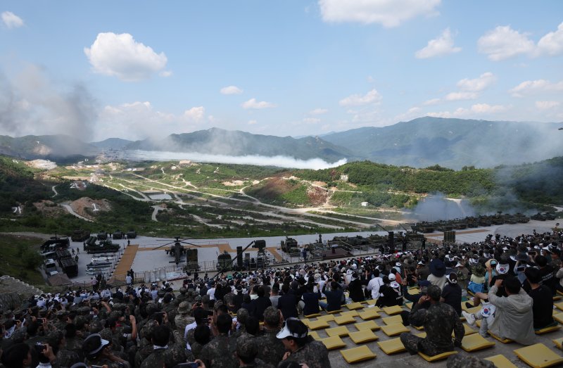 15일 경기 포천 승진훈련장에서 윤석열 대통령 주관으로 실시된 '2023 연합·합동 화력격멸훈련'을 참관단들이 참관하고 있다. 사진=대통령실통신사진기자단