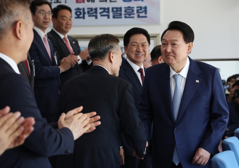 윤석열 대통령이 15일 경기 포천 승진훈련장에서 실시된 '2023 연합·합동 화력격멸훈련'에서 국방혁신위 부위원장인 김관진 전 국방부 장관과 인사하고 있다. 사진=대통령실통신사진기자단