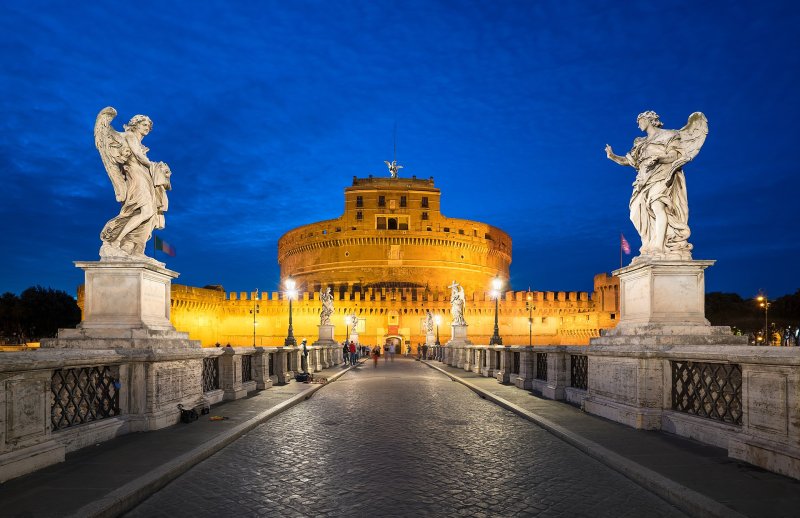 로마 시내와 산탄젤로 성을 잇는 산탄젤로 다리. 사진=위키피디아