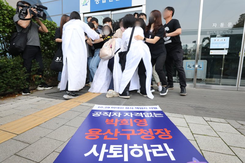 15일 오전 서울 용산구 용산구청 앞에서 구청 진입을 하려는 이태원참사 유가족들이 구청 관계자들에게 막혀 몸싸움이 벌어지고 있다. 뉴시스