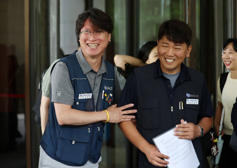 대법, 쌍용차 파업 배상금 감액. 김득중 금속노조 쌍용자동차지부장(왼쪽)이 15일 오전 서울 대법원 법정을 나서며 환하게 웃고 있다. 이날 대법원 3부는 쌍용자동차가 전국금속노동조합을 상대로 낸 손해배상 청구 소송에서 "금속노조가 회사에 33억1140만원과 지연손해금을 지급하라"고 판결한 원심을 깨고 15일 사건을 서울고법에 돌려보냈다. 연합외신