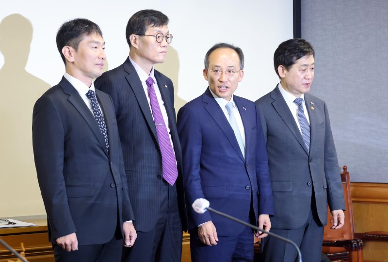 이복현 금융감독원장과 이창용 한국은행 총재, 추경호 경제부총리 겸 기획재정부 장관, 김주현 금융위원장(왼쪽부터)이 15일 서울 중구 은행회관에서 열린 비상거시경제금융회의에서 미국 연방준비제도(Fed·연준)의 정책금리 결정 등 현안에 관해 논의하고 있다. 사진=박범준 기자