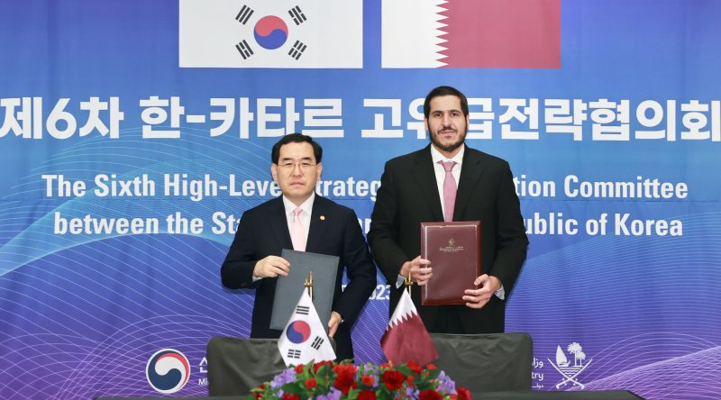 이창양 산업통상자원부 장관(왼쪽)이 15일 오후 서울 종로구 포시즌스호텔에서 모하메드 알 타니 카타르 통상산업부 장관과 제6차 한·카타르 고위급 전략협의회 합의의사록 서명을 한 뒤 기념촬영하고 있다. 산업통상자원부 제공