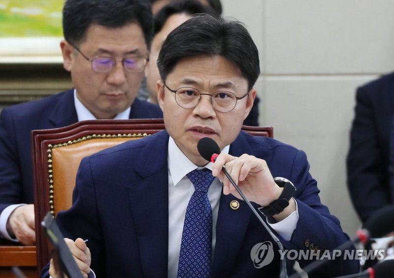 15일 열린 국회 정무위원회 전체회의에서 유국희 원자력안전위원장이 의원질의에 답변하고 있다. 연합뉴스 제공
