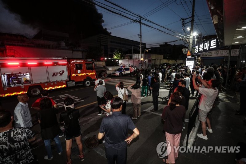 15일 오후 5시 24분께 대구 서구 중리동의 한 재활용 공장에서 원인을 알 수 없는 불이 난 가운데 시민들이 화재 현자 인근에서 불안해하고 있다. 연합뉴스15