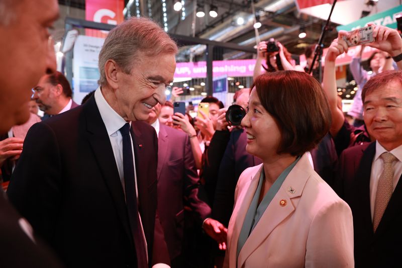 15일(현지시각) 프랑스 파리 ‘비바테크놀로지 2023’에서 이영 중소벤처기업부 장관(오른쪽)이 베르나르 아르노(Bernard Arnault) LVMH 회장과 면담을 하고 있다. 중소벤처기업부 제공