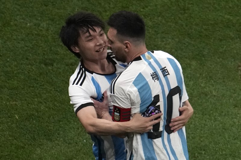 지난 15일 중국 베이징 노동자경기장에서 열린 아르헨티나와 호주의 축구 친선경기 중 한 중국 팬(왼쪽)이 경기장에 뛰어들어 리오넬 메시를 껴안으려 하고 있다. 사진=뉴시스