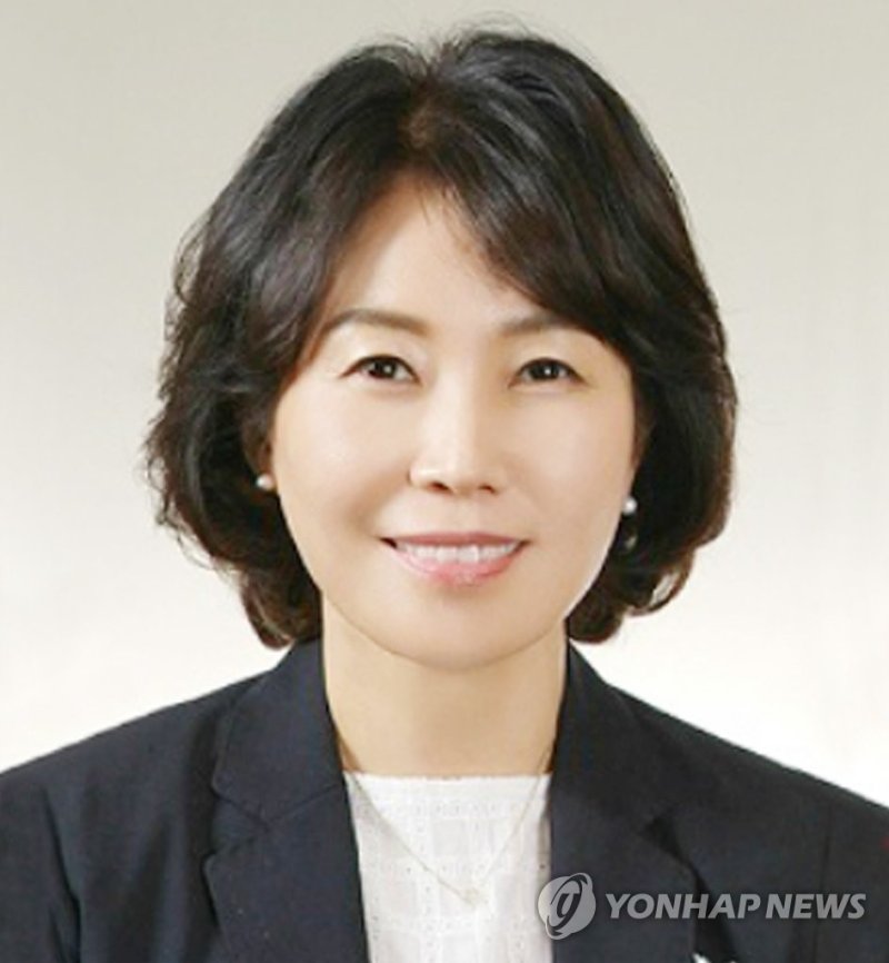 민주당 혁신기구 수장에 김은경 교수 민주당 혁신기구 수장에 김은경 교수 (서울=연합뉴스) 더불어민주당은 15일 쇄신 작업을 이끌 혁신기구 수장에 외부 인사인 김은경 한국외대 법학전문대학원 교수를 임명했다. 지난 5일 혁신위원장으로 임명된 이래경 다른백년 명예이사장이 과거 '천안함 자폭' 등의 발언 논란으로 임명 당일 사퇴한 지 열흘 만이다. 2023.6.15 [연합뉴스 자료사진] photo@yna.co.kr (끝)