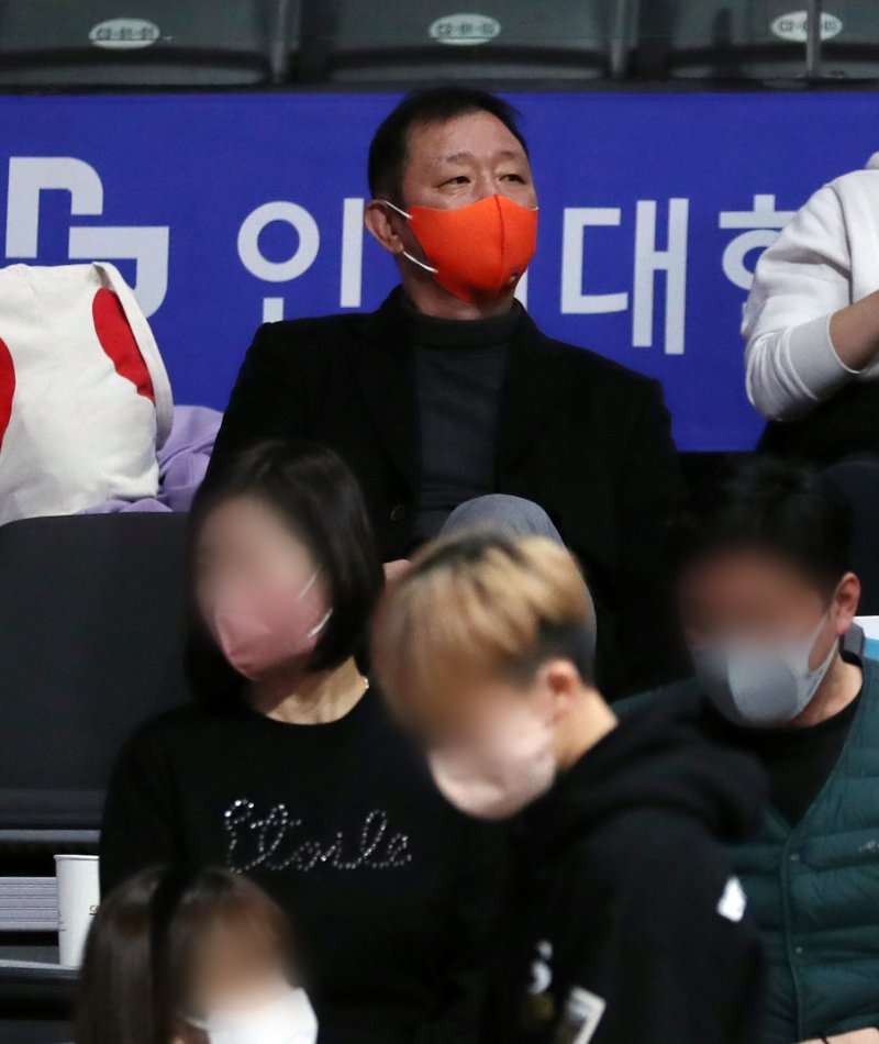 22일 오후 경기 고양체육관에서 열린 '2022-2023 SKT 에이닷 프로농구' 고양 캐롯과 서울 삼성의 경기, 허재 고양 캐롯 구단주가 경기를 지켜보고 있다. 2022.12.22/뉴스1 ⓒ News1 김진환 기자