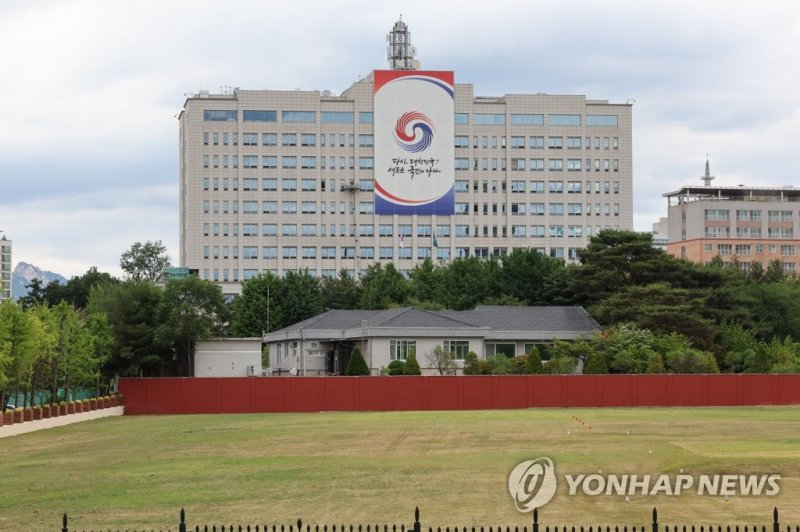 대통령실, 교육부 대입국장 교체에 "이권 카르텔 증거" 대통령실이 정면에 보이는 용산공원 부지 (서울=연합뉴스) 김주성 기자 = 대통령 집무실 인근의 용산공원 부지가 10∼19일 열흘간 일반 국민에게 시범 개방된다. 이번에 개방되는 곳은 신용산역에서 시작해 장군숙소와 대통령실 남측 구역을 지나 스포츠필드에 이르는 직선거리 1.1km 대규모 공간이다. 7일 언론에 미리 공개된 용산공원의 대통령실 남측 구역. 대통령실을 가장 가까이에서 볼 수 있는 이 구역에서는 '대통령실 앞뜰 방문' 프로그램이 진행된다. 2022.6.9 utzza@y