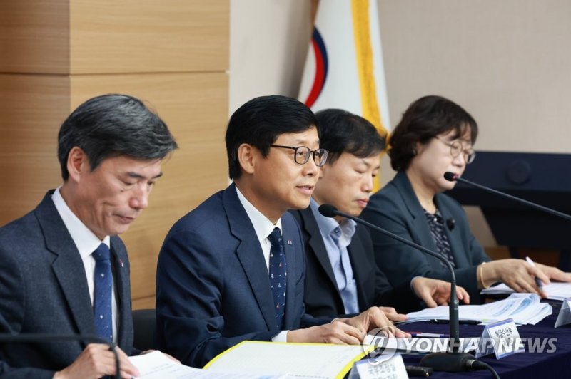 후쿠시마 오염수 영향, 수산물 안전 관리 등 설명 후쿠시마 오염수 영향, 수산물 안전 관리 등 설명 (서울=연합뉴스) 홍해인 기자 = 송상근 해양수산부 차관(왼쪽 두 번째)이 15일 정부서울청사 별관에서 후쿠시마 원전 오염수 방류 관련 우리 해역과 수산물 안전관리 등에 관해 설명하고 있다. 2023.6.15 hihong@yna.co.kr (끝)