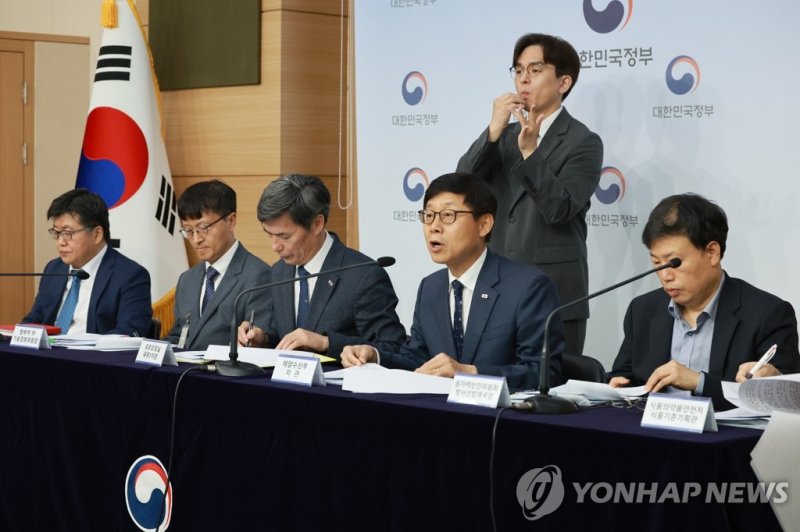 후쿠시마 오염수 영향, 수산물 안전 관리 등 설명 후쿠시마 오염수 영향, 수산물 안전 관리 등 설명 (서울=연합뉴스) 홍해인 기자 = 송상근 해양수산부 차관(오른쪽 두 번째)이 15일 정부서울청사 별관에서 후쿠시마 원전 오염수 방류 관련 우리 해역과 수산물 안전관리 등에 대해 설명하고 있다. 2023.6.15 hihong@yna.co.kr (끝)