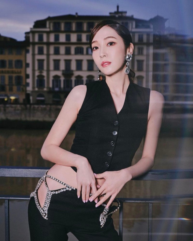 [서울=뉴시스] 그룹 소녀시대 출신 제시카가 파격적인 노출 패션을 선보였다. (사진=제시카 인스타그램 캡처) 2023.06.16. photo@newsis.com *재판매 및 DB 금지