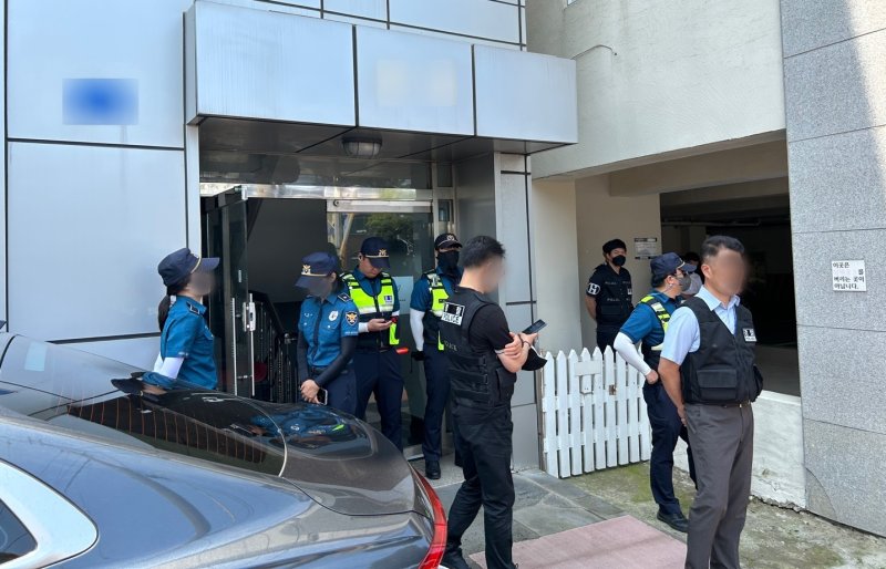 [제주=뉴시스] 오영재 기자 = 국가정보원과 경찰이 14일 오전 제주시 연동 소재 전국학교비정규직노동조합 제주지부에서 압수수색을 진행하고 있다. 2023.06.14. oyj4343@newsis.com