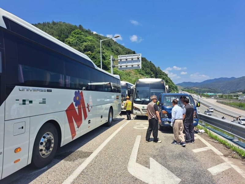 16일 오후 1시26분쯤 강원 홍천군 화촌면 성산리 44번국도 동홍천IC 입구 서울방향에서 학생들을 태운 수학여행 버스 4대와 트럭 3대, 승용차 1대 등 차량 8대가 잇따라 부딪히는 사고가 발생했다. 이 사고로 학생 등 30명이 다쳐 인근 병원으로 이송됐다.(강원도소방본부 제공) 2023.6.16./뉴스1 ⓒ News1 이종재 기자