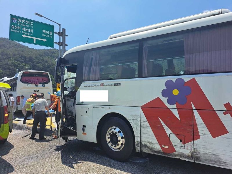 [2보] 홍천서 수학여행 버스 등 7중 추돌 사고…79명 경상·3명 중상