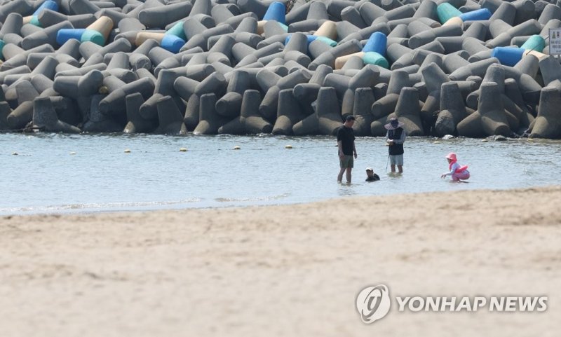 [사진톡톡] 낮 최고 31도 무더위…해수욕장이 좋아 광암해수욕장 산책 (창원=연합뉴스) 김동민 기자 = 창원지역 낮 최고기온이 29도까지 오른 16일 오후 경남 창원시 마산합포구 광암해수욕장에서 시민들이 휴식을 취하고 있다. 이 해수욕장은 오는 7월 1일 개장한다. 2023.6.16 image@yna.co.kr (끝)