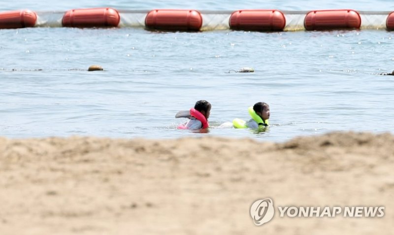 [사진톡톡] 낮 최고 31도 무더위…해수욕장이 좋아 무더위에 해수욕장 휴식 (창원=연합뉴스) 김동민 기자 = 창원지역 낮 최고기온이 29도까지 오른 16일 오후 경남 창원시 마산합포구 광암해수욕장에서 어린이들이 물놀이를 즐기고 있다. 이 해수욕장은 오는 7월 1일 개장한다. 2023.6.16 image@yna.co.kr (끝)