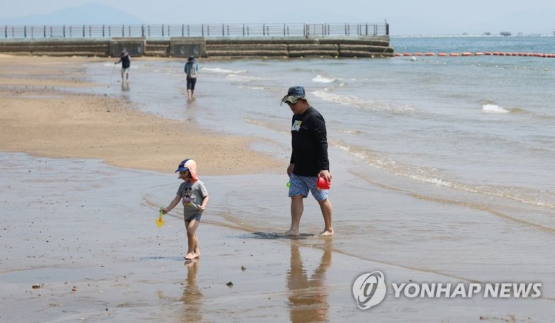 [사진톡톡] 낮 최고 31도 무더위…해수욕장이 좋아 무더위에 해수욕장 휴식 (창원=연합뉴스) 김동민 기자 = 창원지역 낮 최고기온이 29도까지 오른 16일 오후 경남 창원시 마산합포구 광암해수욕장에서 시민이 휴식을 취하고 있다. 이 해수욕장은 오는 7월 1일 개장한다. 2023.6.16 image@yna.co.kr (끝)