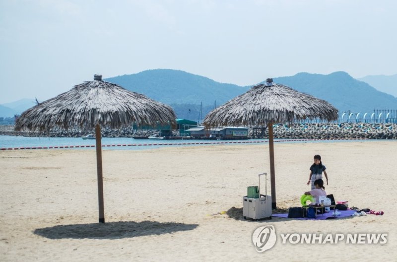 [사진톡톡] 낮 최고 31도 무더위…해수욕장이 좋아 그늘 쉼터 (창원=연합뉴스) 김동민 기자 = 창원지역 낮 최고기온이 29도까지 오른 16일 오후 경남 창원시 마산합포구 광암해수욕장 쉼터에서 시민들이 휴식을 취하고 있다. 이 해수욕장은 오는 7월 1일 개장한다. 2023.6.16 image@yna.co.kr (끝)