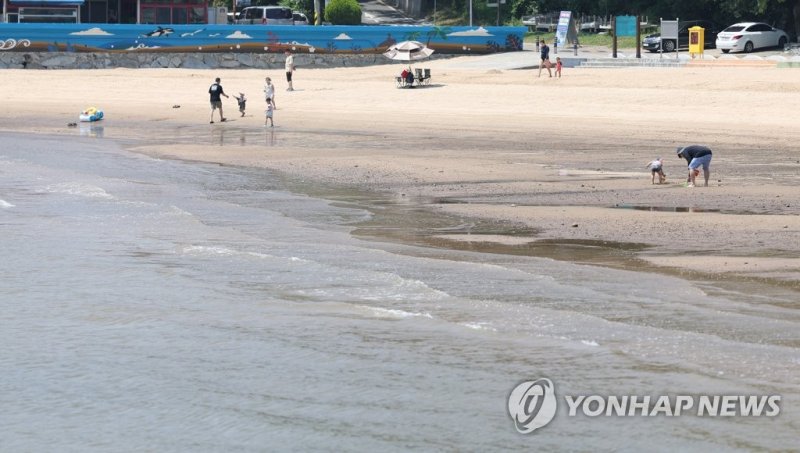 [사진톡톡] 낮 최고 31도 무더위…해수욕장이 좋아 낮 최고 29도…해수욕장 휴식 (창원=연합뉴스) 김동민 기자 = 창원지역 낮 최고기온이 29도까지 오른 16일 오후 경남 창원시 마산합포구 광암해수욕장에서 시민이 휴식을 취하고 있다. 이 해수욕장은 오는 7월 1일 개장한다. 2023.6.16 image@yna.co.kr (끝)