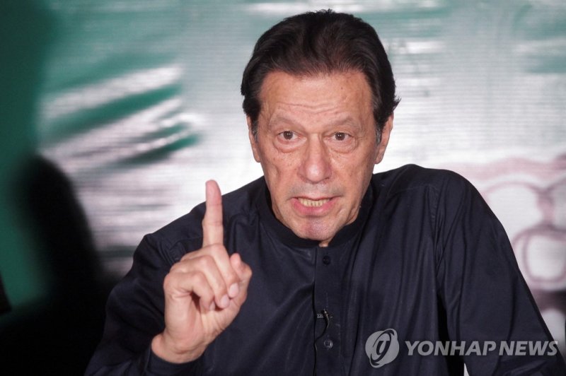 임란 칸 전 총리 FILE PHOTO: Pakistan's former Prime Minister Imran Khan, gestures as he speaks to the members of the media at his residence in Lahore, Pakistan May 18, 2023. REUTERS/Mohsin Raza/File Photo