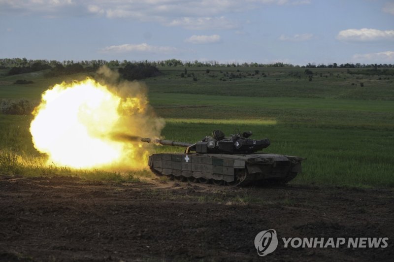 우크라이나 탱크 A Ukrainian tank fires in Chasiv Yar, the site of fierce battles with the Russian forces, Ukraine, Wednesday, June 7, 2023. (Iryna Rybakova via AP)
