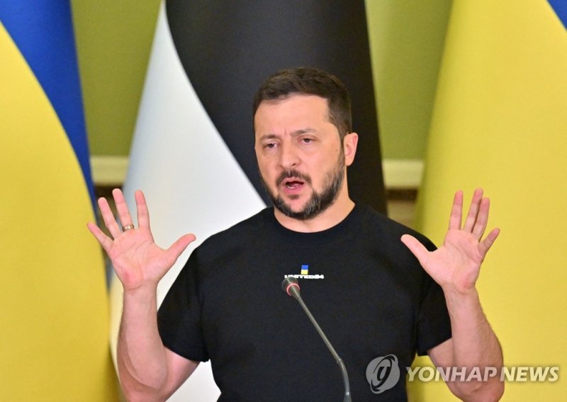 젤렌스키 우크라이나 대통령 Ukrainian President Volodymyr Zelensky gestures as he speaks during a joint press conference with his Estonian counterpart Alar Karis following their talks in Kyiv, on June 2, 2023. (Photo by Sergei SUPINSKY / AFP)