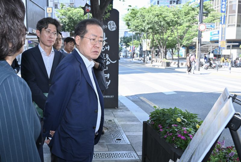 홍준표 대구시장이 16일 오후 대구시 중구 동성로 일대 '대구퀴어축제' 현장을 관계자들과 함께 둘러보고, 현장을 점검했다. 대구시 제공