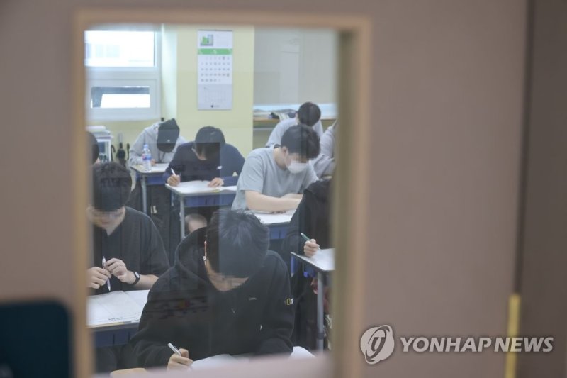 6월 모의평가 보는 수험생들 6월 모의평가 보는 수험생들 (서울=연합뉴스) 류영석 기자 = 2024학년도 대학수학능력시험 6월 모의평가가 열린 1일 오전 서울 양천구 목동 종로학원에서 수험생들이 문제를 풀고 있다. 2023.6.1 [공동취재] ondol@yna.co.kr (끝)