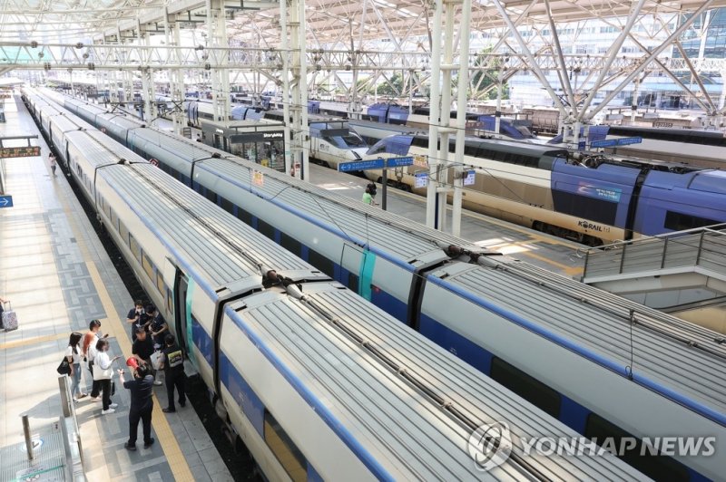 운행 지연된 KTX 운행 지연된 KTX (서울=연합뉴스) 류영석 기자 = 수도권 전철 경의선 철도에서 전기공급 장애가 발생한 16일 오후 서울역에서 출발하는 열차 다수가 운행이 지연되고 있다. 2023.6.16 ondol@yna.co.kr (끝)
