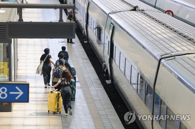 철도 전기공급 장애로 운행 지연된 KTX 철도 전기공급 장애로 운행 지연된 KTX (서울=연합뉴스) 류영석 기자 = 수도권 전철 경의선 철도에서 전기공급 장애가 발생한 16일 오후 서울역에서 출발하는 열차 다수가 지연되고 있다. 2023.6.16 ondol@yna.co.kr (끝)