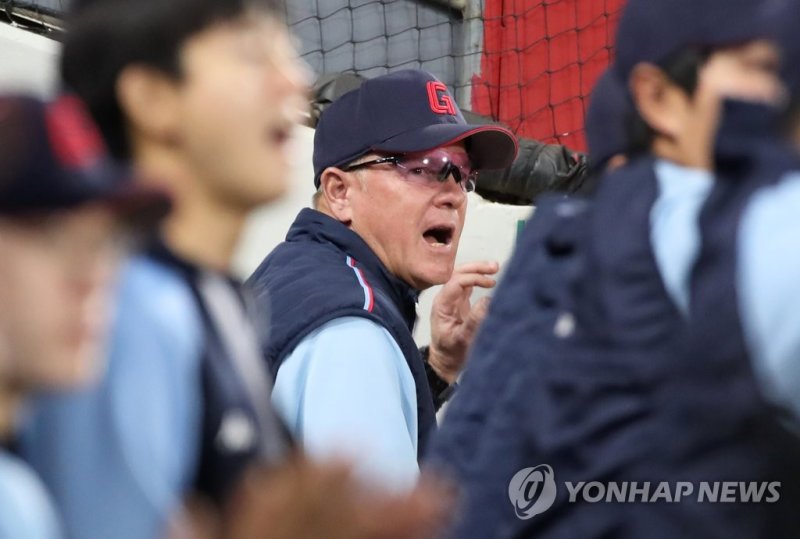 서튼 감독 기뻐하는 서튼 감독 (광주=연합뉴스) 조남수 기자 = 2일 광주기아챔피언스필드에서 열린 프로야구 롯데 자이언츠와 KIA 타이거즈의 경기. 롯데 서튼 감독이 3회초 1사 1루 6번 노진혁의 안타를 바라보고 있다. 2023.5.2 iso64@yna.co.kr (끝)
