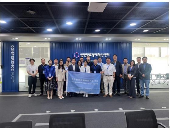 중국 투자기관 및 기업인들이 지난 13일~15일 한국의 우수한 친환경에너지 산업 현장을 찾아 글로벌혁신센터 김종문 센터장(오른쪽 다섯 번째)과 함께 기념 촬영을 하고 있다. 사진=글로벌혁신센터 제공.