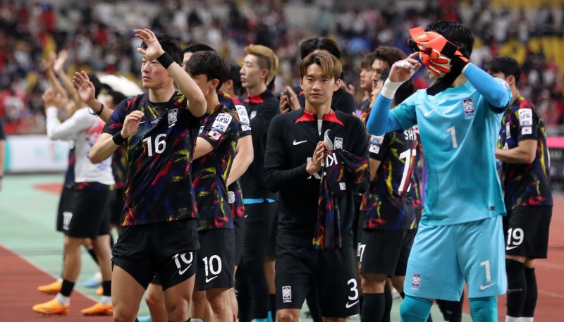 16일 오후 부산시 연제구 부산아시아드주경기장에서 열린 하나은행 초청 대한민국과 페루의 축구 국가대표 평가전에서 경기를 마친 대표팀 선수들이 축구팬들을 향해 인사하고 있다. 이날 경기는 대표팀이 0대1로 아쉽게 패배했다. 2023.6.16/뉴스1 ⓒ News1 이동해 기자