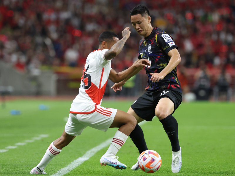 16일 오후 부산시 연제구 부산아시아드주경기장에서 열린 하나은행 초청 대한민국과 페루의 축구 국가대표 평가전에서 정승현이 페루 브라이언 레이나와 볼다툼을 벌이고 있다. '클린스만호'는 페루를 상대로 출항 후 첫 승리에 도전한다. 2023.6.16/뉴스1 ⓒ News1 박정호 기자