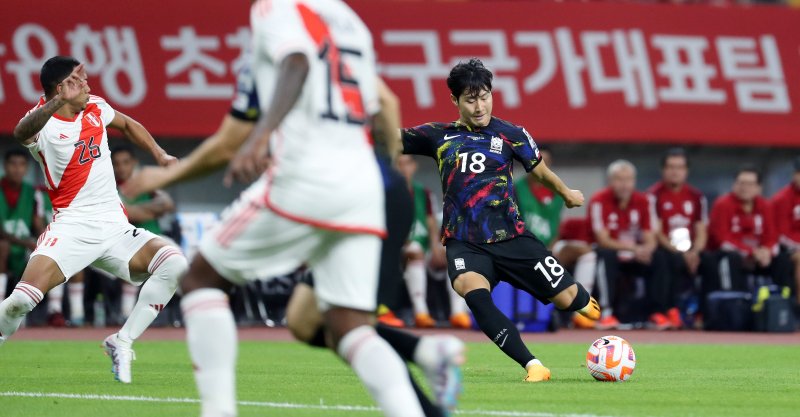 축구대표팀 이강인이 16일 오후 부산시 연제구 아시아드주경기장에서 열린 축구 국가대표 평가전 대한민국과 페루의 경기 전반전에서 슛을 시도하고 있다. 2023.6.16/뉴스1 ⓒ News1 이동해 기자