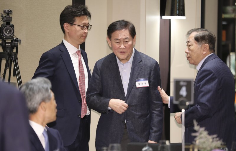 [서울=뉴시스] 최진석 기자 = 최경환 전 경제부총리가 25일 서울 여의도 페어몬트 호텔에서 열린 경제개발 5개년 계획 수립 60주년 기념 국제컨퍼런스 전직 부총리 오찬 행사에 참석하고 있다. 2023.05.25. myjs@newsis.com