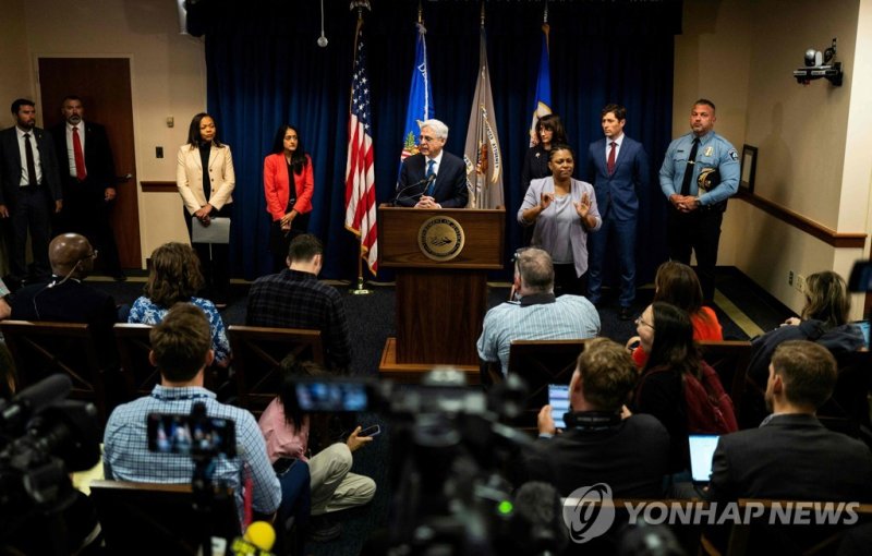 미 법무부, 미니애폴리스 경찰 조사결과 발표 US Attorney General Merrick B. Garland addresses the findings of a Justice Department investigation into the Minneapolis Police Department during a press conference in Minneapolis, Minnesota on June 16, 2023. The Department of Justice released a damning report today on the M