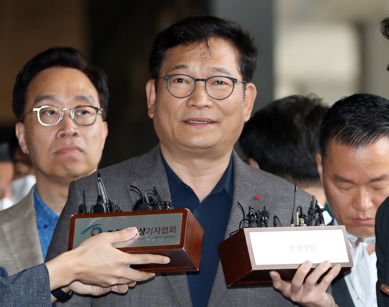 '전당대회 돈봉투' 의혹을 받는 송영길 전 더불어민주당 대표가 7일 서울 서초구 서울중앙지검에서 조사 거부를 당한 뒤 입장을 밝히고 있다. 송 전 대표는 이날 두 번째 자진 출두를 시도했지만, 검찰 거부로 조사가 이뤄지지 않았다. 2023.6.7/뉴스1 ⓒ News1 박세연 기자