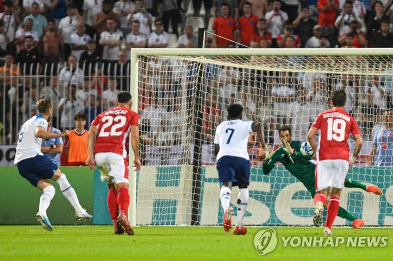 잉글랜드와 몰타의 경기 모습. England's forward Harry Kane (L) scores a penalty past Malta's goalkeeper Henry Bonello during the UEFA Euro 2024 Group C qualifiers match between Malta and England on June 16, 2023 at the National Stadium Ta'Qali in Attard, Malta. (Photo by Matthew MIRABELLI / AFP)