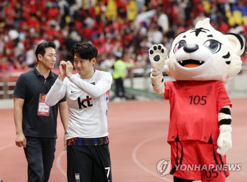 손흥민, 팬 서비스 손흥민, 팬 서비스 (부산=연합뉴스) 손형주 기자 = 16일 부산 아시아드주경기장에서 열린 축구 국가대표팀 평가전 대한민국과 페루의 경기. 부상으로 벤치를 지킨 손흥민이 경기 종료 후 팬들에게 손 하트를 그리고 있다. 2023.6.16 handbrother@yna.co.kr (끝)