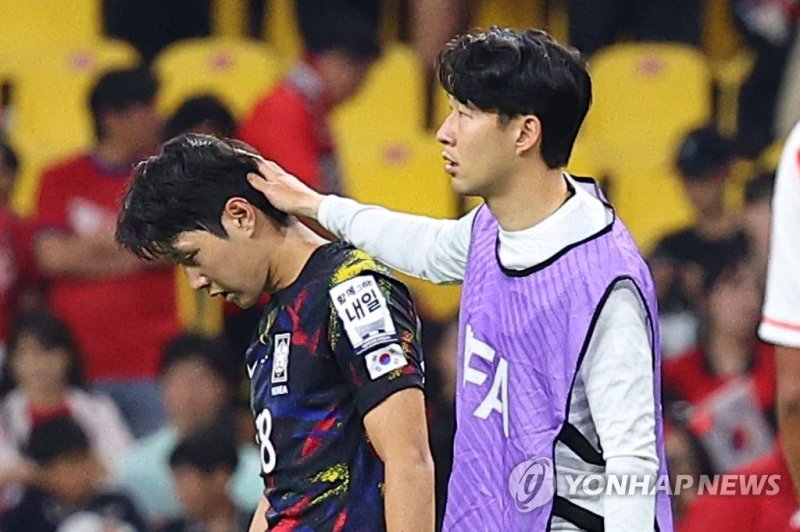 이강인 위로하는 손흥민 이강인 위로하는 손흥민 (부산=연합뉴스) 김도훈 기자 = 16일 부산 아시아드주경기장에서 열린 축구 국가대표팀 평가전 대한민국과 페루의 경기에서 1-0으로 패배한 대표팀 손흥민이 이강인을 위로하고 있다. 2023.6.16 superdoo82@yna.co.kr (끝)